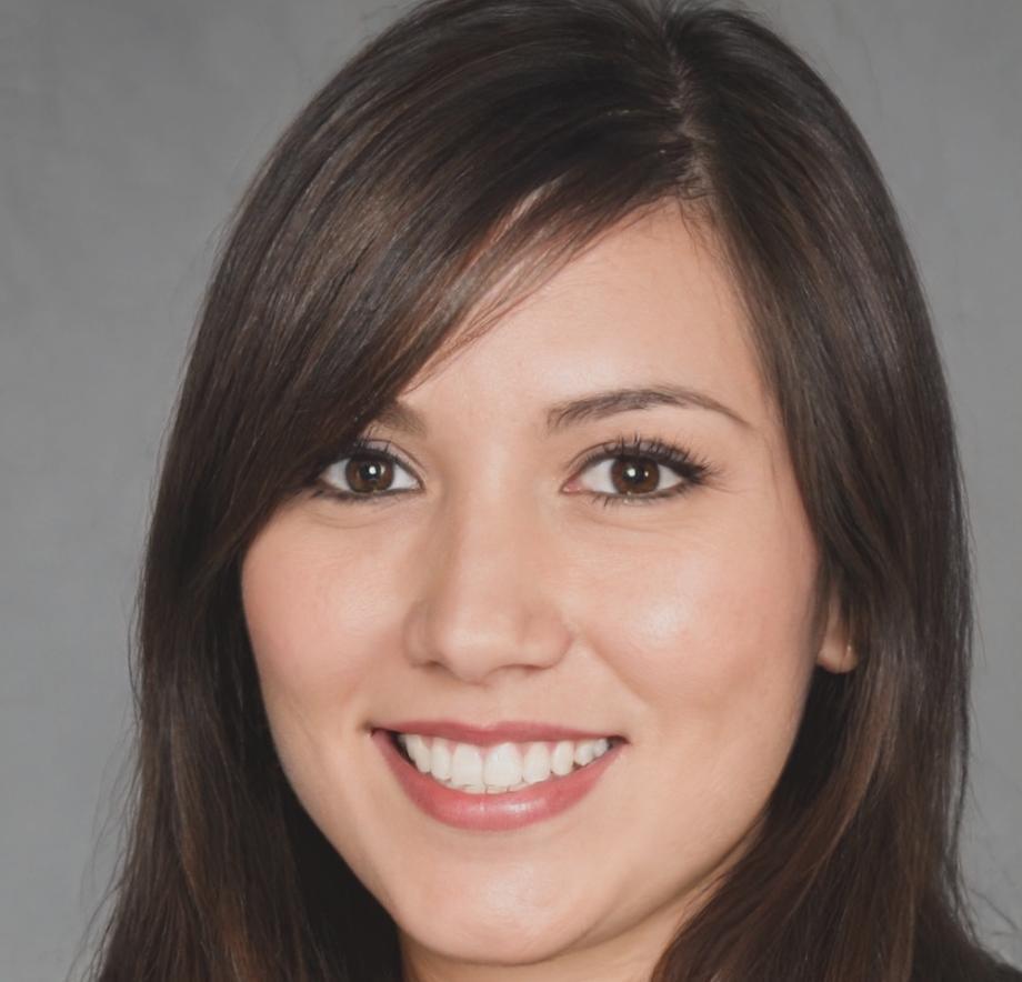 Profesional especializada en análisis financiero revisando documentación